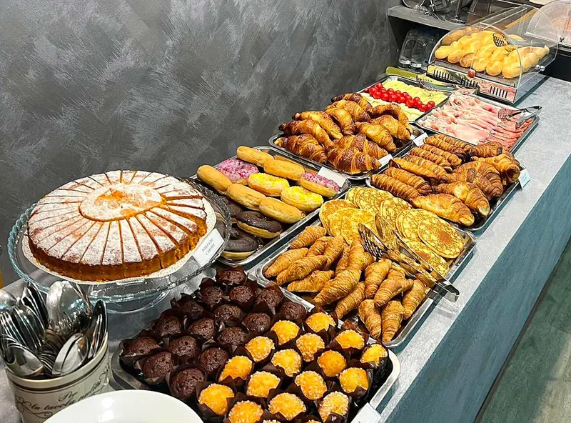 Il buffet della colazione con torte e brioche