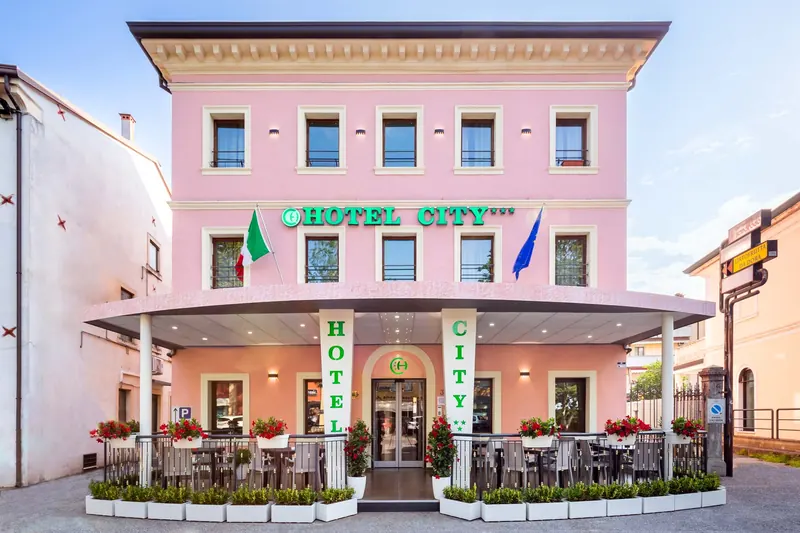 La facciata rosa dell’Hotel City